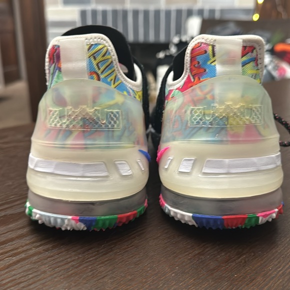 Youth Nike LeBraun 18s Multi color size 4.5. - Picture 4 of 5